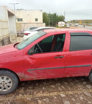 Carro 'depenado' é abandonado na zona rural de Junqueiro