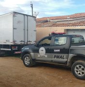 Operação policial apreende caminhão baú e carga roubados, mas dois suspeitos fogem 