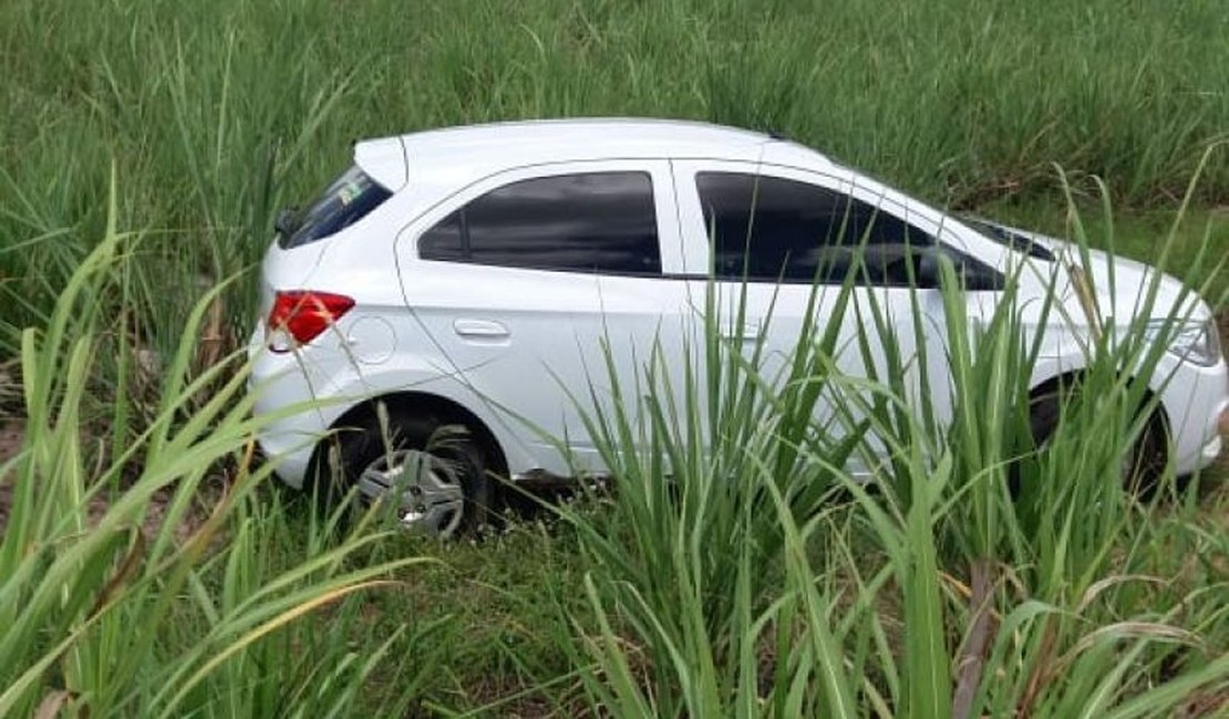 Condutor perde controle e capota veículo em Coruripe
