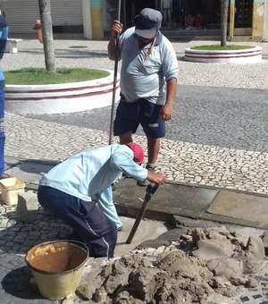Após denúncia divulgada no 7 Segundos, Casal conserta vazamento em praça de Arapiraca