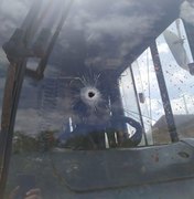Assaltantes atiram contra ônibus com aposentados e motorista leva tiro no Sertão