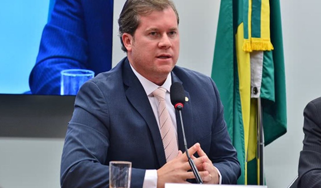 Deputado Marx Beltrão critica veto a distribuição gratuita de absorventes