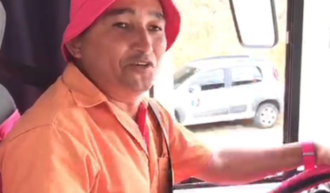 [Vídeo] De 'rosa', motorista distribui alegria aos passageiros de ônibus em Arapiraca 