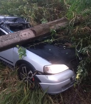 Carro colide em poste e deixa condutor morto no Passo de Camaragibe