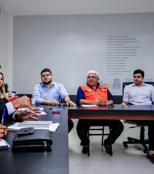 Prefeito Rui Palmeira recebe comissão de moradores do Pinheiro