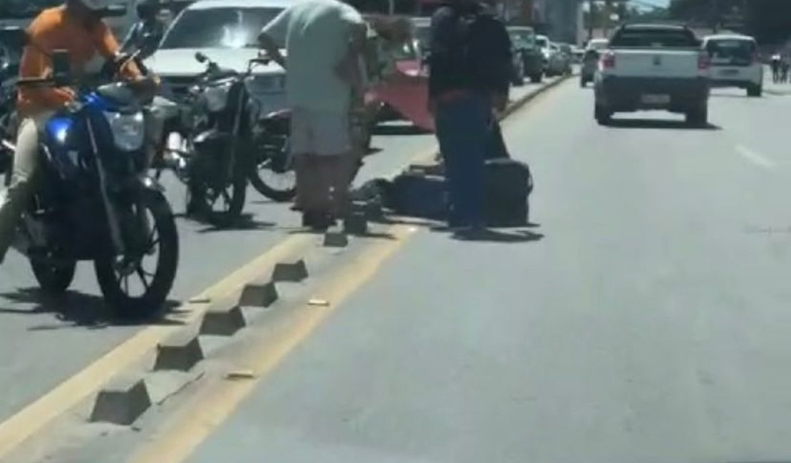 Colisão de motos deixa trânsito lento na Av. Menino Marcelo