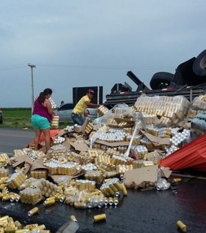 Caminhão carregado de cerveja tomba na BR-101