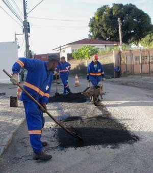 Ruas e avenidas no bairro do Farol recebem operação tapa-buraco