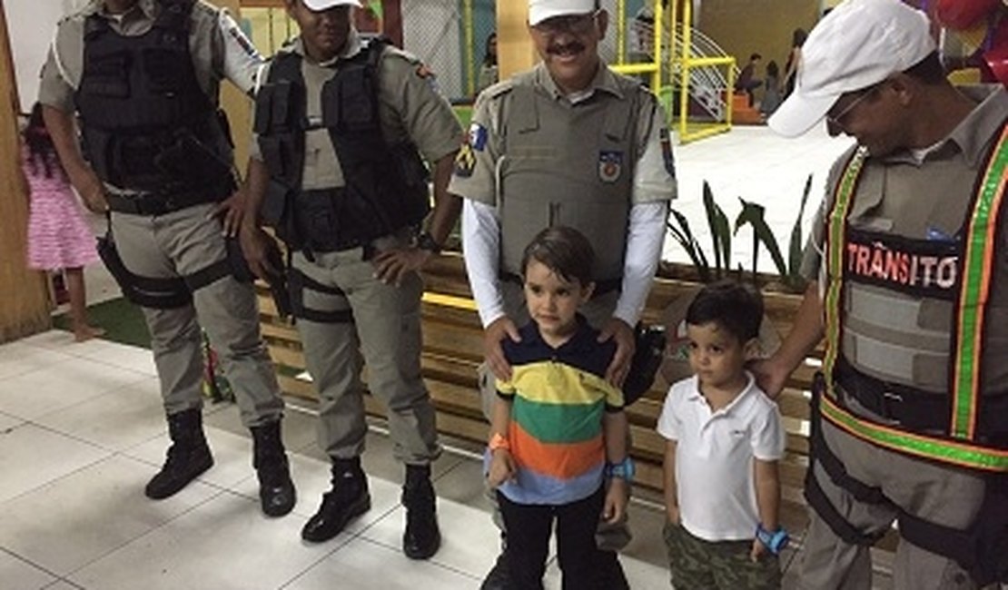 Policiais do BPTran participam de festa temática de menino que sonha em ser PM