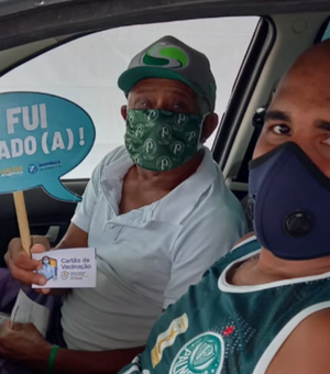 Líder comunitário de Arapiraca tem levado idosos que não tem transporte para se vacinar