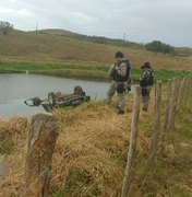 Viatura cai em barragem após militar perder o controle da direção 