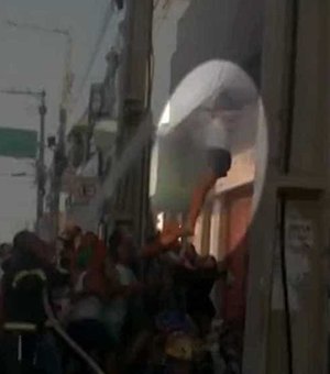 [Vídeo] Mulher se joga de prédio para escapar de incêndio na Bahia