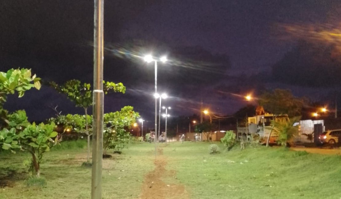 Ilumina instala luminárias de LED em praças de Riacho Doce