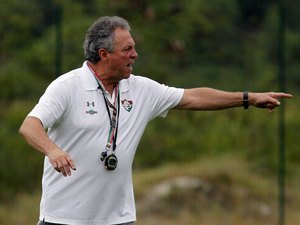 Torcida pressiona, mas Abel Braga mantém respaldo e quer seguir no Fluminense