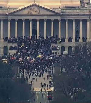 Manifestantes pró-Trump invadem Congresso dos EUA
