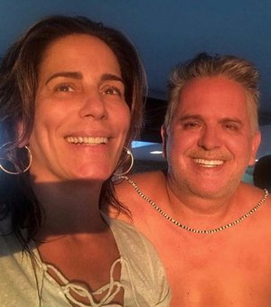 De férias com o marido, Glória Pires se derrete por Alagoas em rede social
