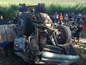 Motorista morre após carreta tombar na BR-104 em São José da Laje