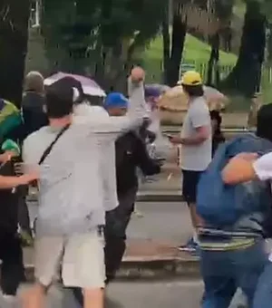 [Vídeo] Manifestantes bolsonaristas agridem jornalistas durante ação de desmonte de acampamento