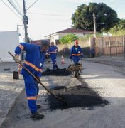 Ruas e avenidas no bairro do Farol recebem operação tapa-buraco
