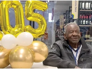Idoso comemora 105 anos em supermercado onde ‘trabalha’, no Sul de Minas