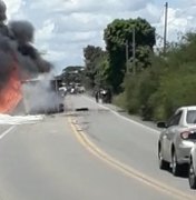 [Vídeo] Carreta com carga de algodão tomba e pega fogo na ‘Curva da Morte’, em Igaci