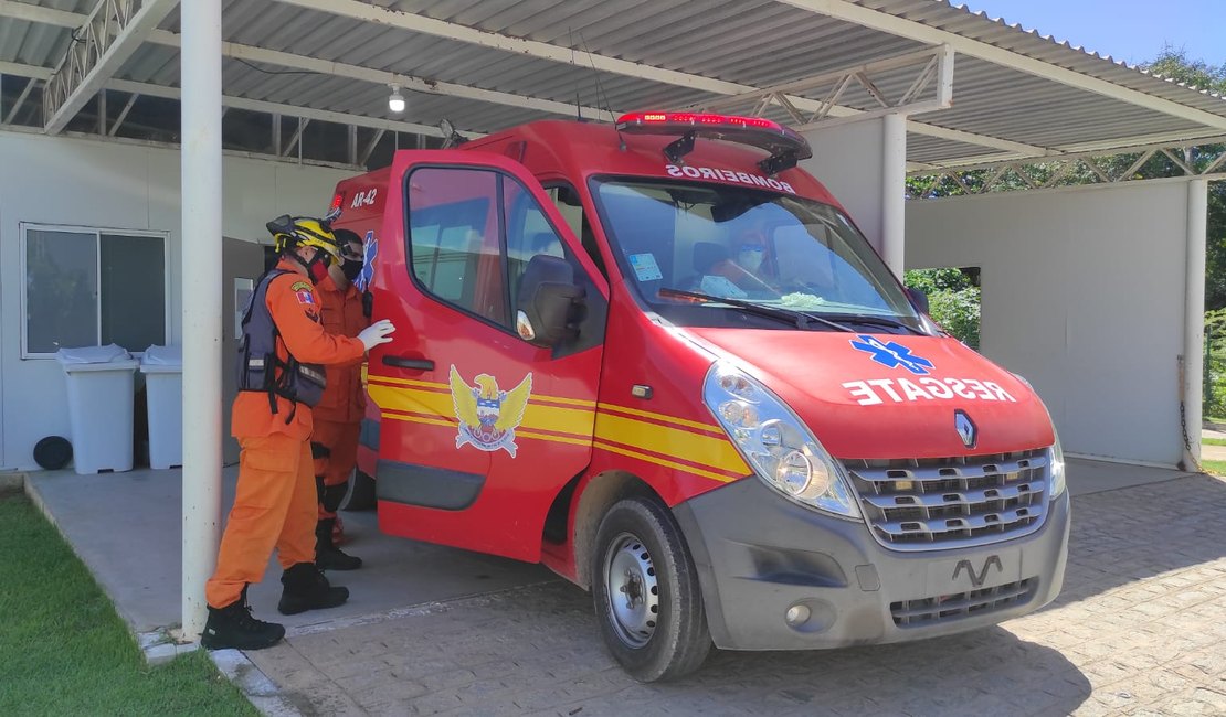 Corpos de homens são retirados de ribanceira por bombeiros em Porto Calvo