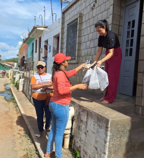 Prefeitura de Jacuípe entrega peixe e arroz