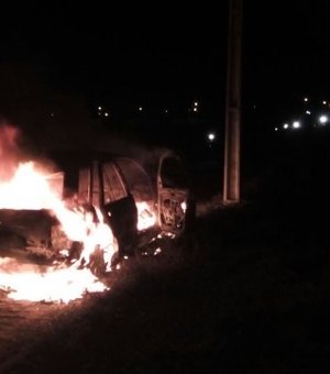 Em cidade ribeirinha, carro começa a pegar fogo com família dentro