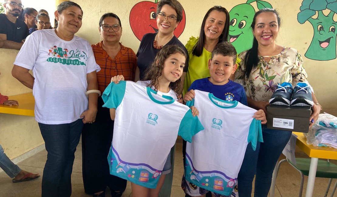 Estudantes da rede municipal de Lagoa da Canoa recebem kit com fardamento e par de tênis