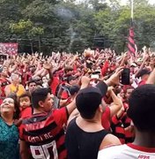 Multidão faz festa em frente ao CT do Flamengo antes de embarque
