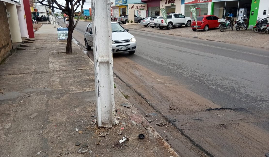 Homem perde controle de veículo e colide contra poste em Arapiraca