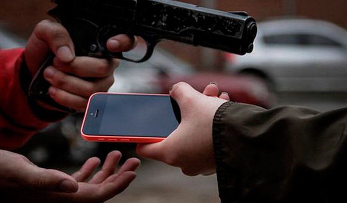Vítimas têm celulares roubados por indivíduos armados, em Arapiraca