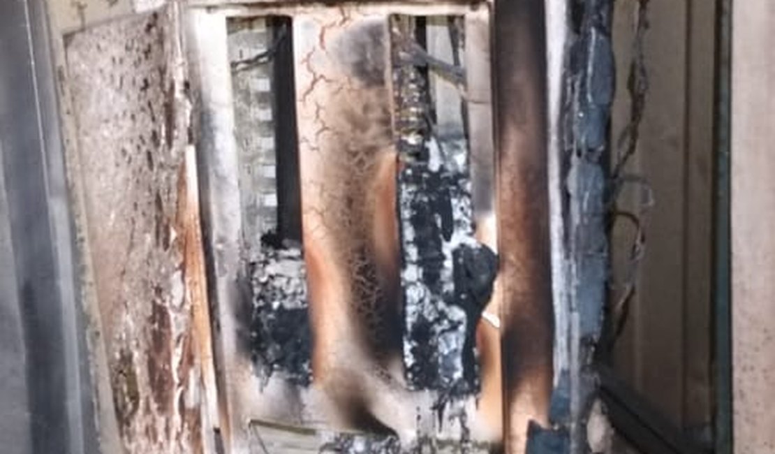Incêndio consome galpão de fábrica de colchões em Maceió