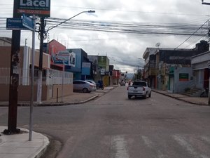 Loja de enxovais tem portão danificado e objetos furtados, no Centro de Arapiraca