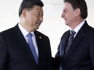 Bolsonaro tenta falar com Xi Jinping para liberar insumos chineses de vacinas