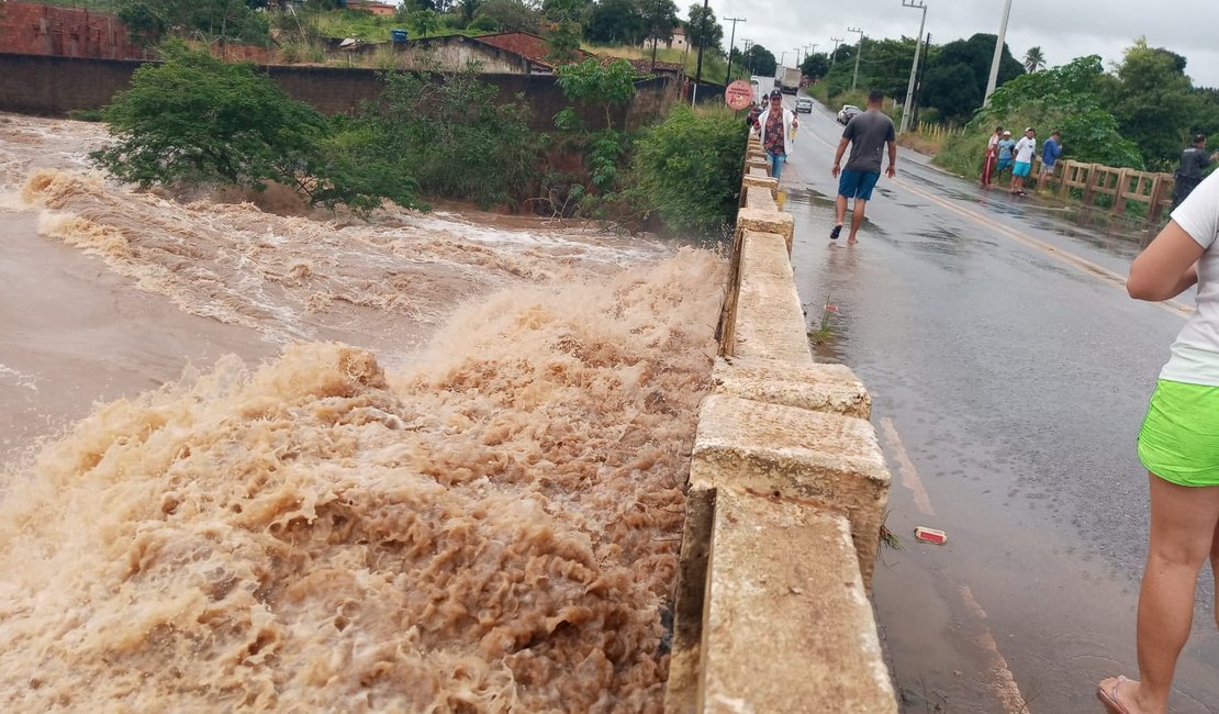 [Vídeo] Ponte treme com forte correnteza do Rio Poção em Arapiraca
