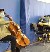 Violoncelista improvisa concerto em centro de vacinação após receber 2ª dose nos EUA