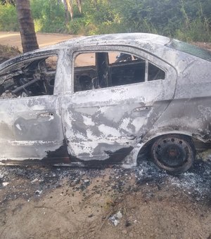 Carro é encontrado carbonizado em estrada vicinal de Porto de Pedras