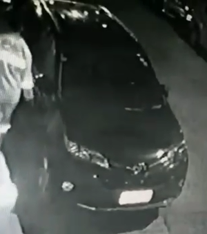 [Vídeo] Gari é flagrado riscando carro estacionado na Ponta Verde