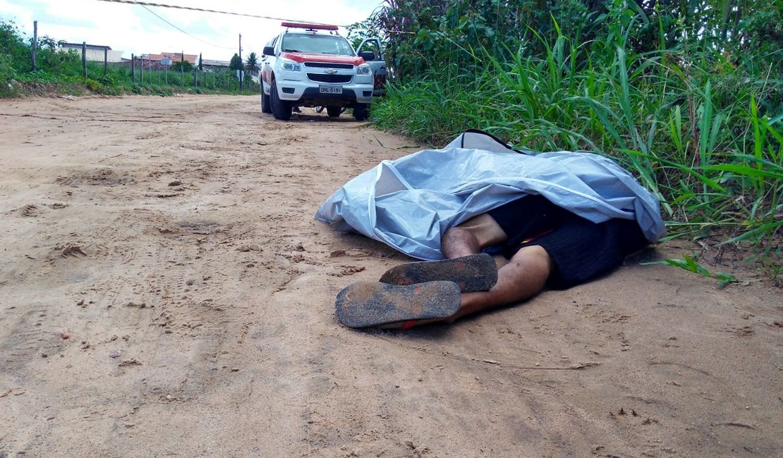 Homem é morto a tiros e encontrado por moradores na periferia de Arapiraca