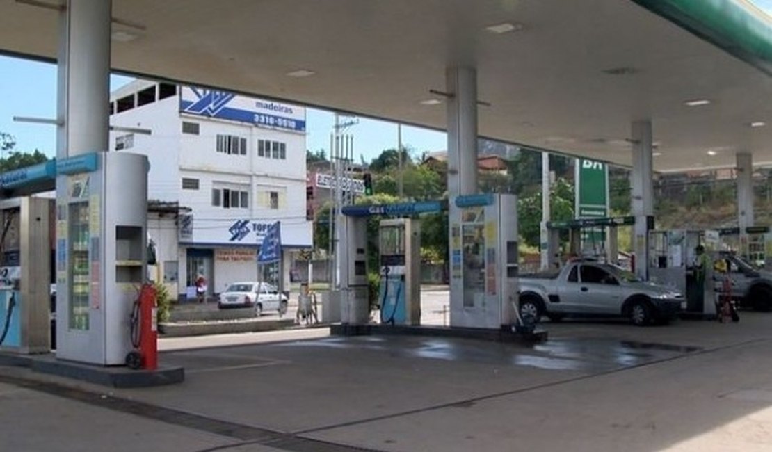 Fiscais do Procon vão às ruas coibir preços abusivos dos combustíveis em Maceió