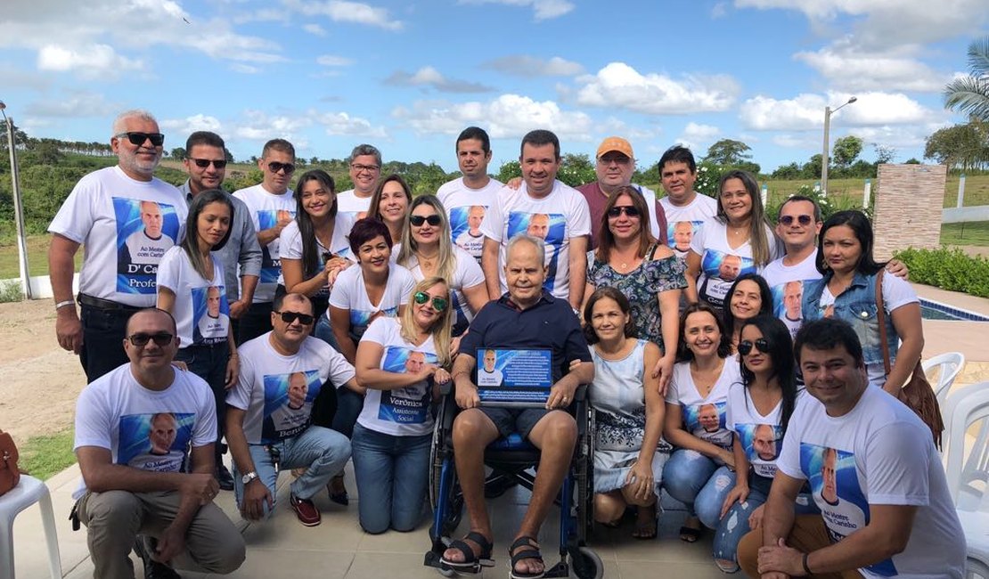 Professor em tratamento de saúde recebe homenagem de ex-alunos em Penedo
