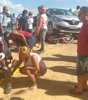 [Vídeo] Falta de atenção causa acidente entre dois carros e uma moto em Arapiraca
