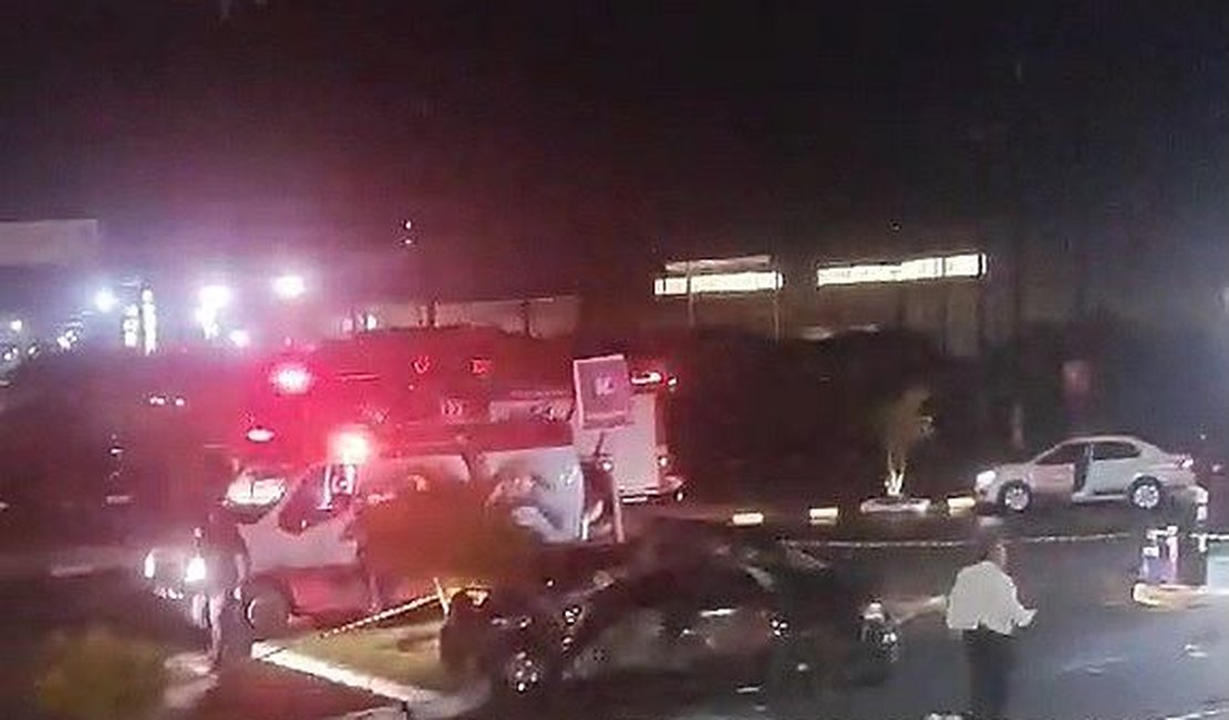 Capotamento deixa três feridos em shopping da parte alta de Maceió