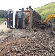 Caminhão carregado de cana-de-açúcar tomba na zona rural de Porto Calvo