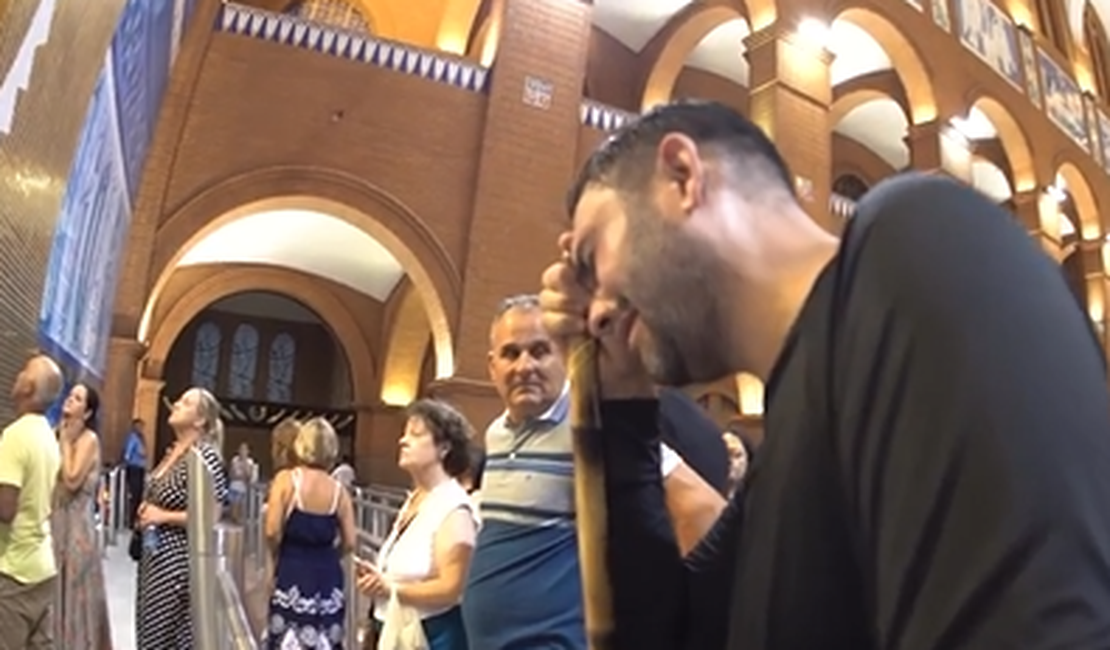 [Vídeo] Cantor Mano Walter se emociona ao chegar ao Santuário de Nossa Senhora Aparecida