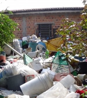 Slum retira mais de 70 toneladas de lixo acumulado em terreno na Santa Lúcia