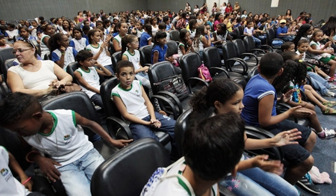 Cine Esmal recebe 260 crianças de escola pública