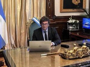 Milei corta ministérios pela metade em 1º decreto como presidente da Argentina