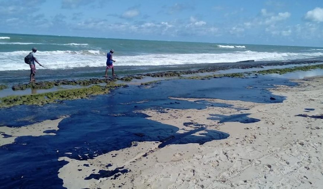 Petrobras retira mais de 200 toneladas de resíduo oleoso de praias